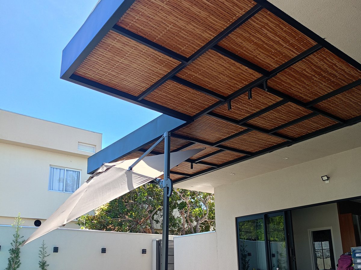 Pergolado em bambu sintético com estrutura intercalada 60x60