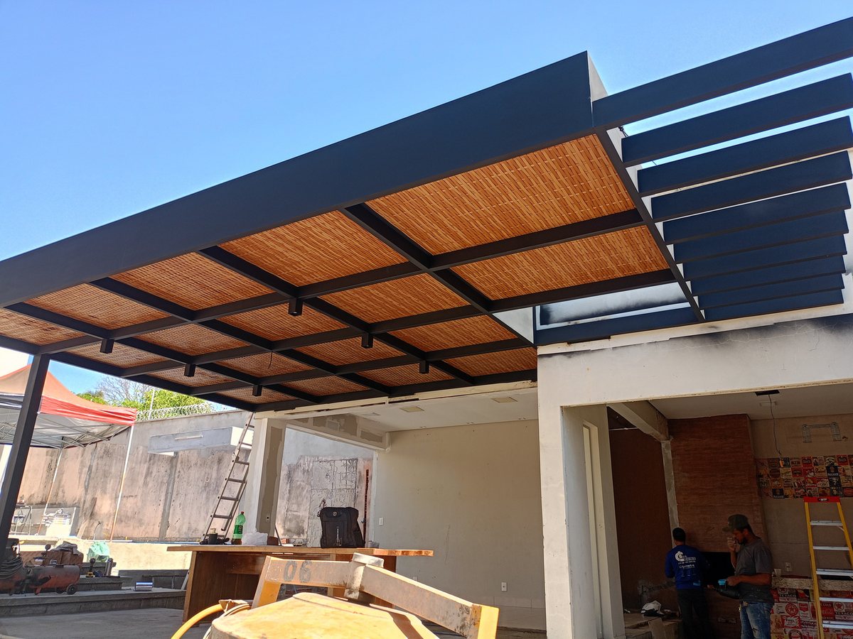 Pergolado em bambu sintético com estrutura quadrada 80x80