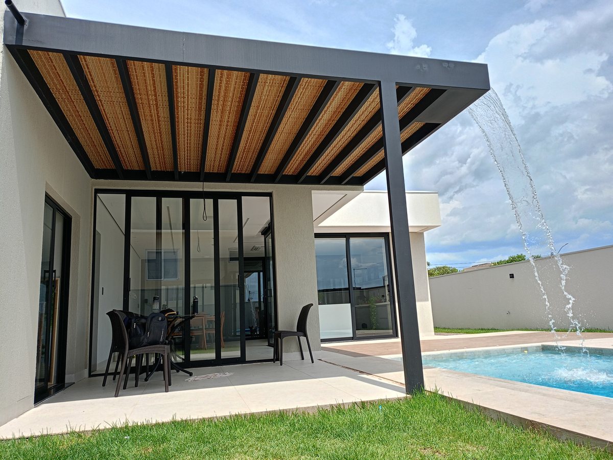 Pergolado em bambu sintético com estrutura ripada 150x50