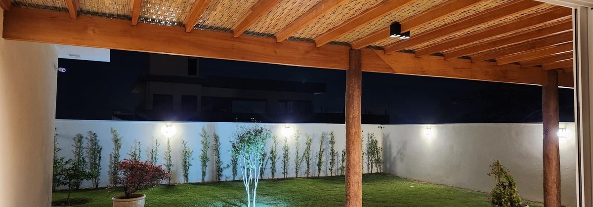 Pergolado em bambu natural iluminado à noite