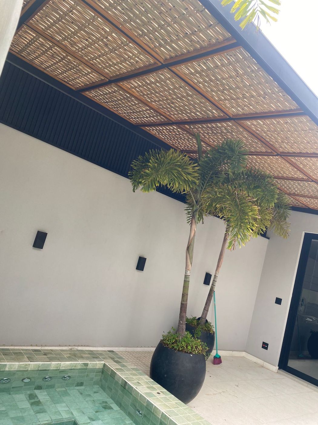 Área de piscina com pergolado em bambu natural