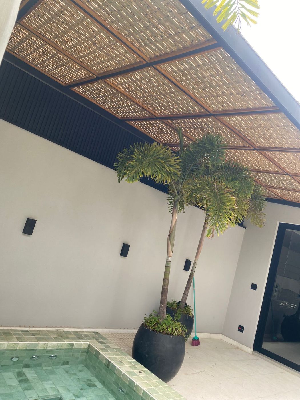 Pergolado em bambu natural sobre a piscina