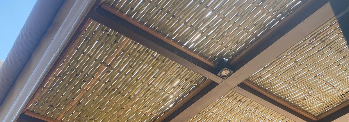 Trama artesanal de bambu natural em painéis