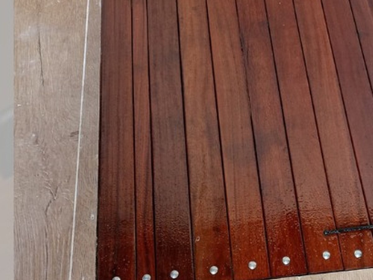 Réguas do deck fixadas com parafuso inox, alinhadas ao piso